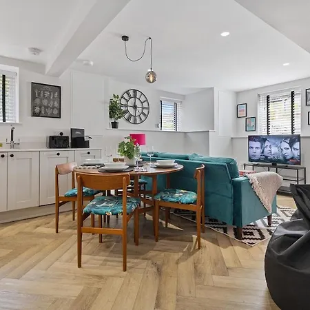 Roman View: Stylish 2-Bedroom Apartment with Netflix and EV Charging Leeds  Exterior photo