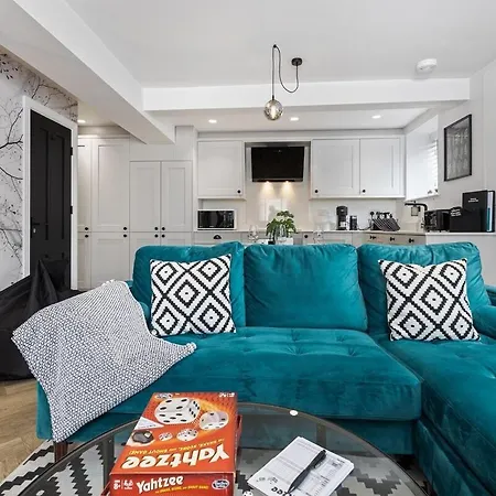 Roman View: Stylish 2-Bedroom Apartment with Netflix and EV Charging Leeds  Exterior photo