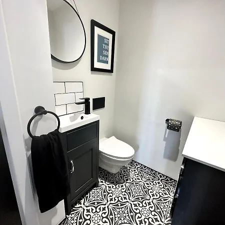 Roman View: Stylish 2-Bedroom Apartment with Netflix and EV Charging Leeds  Exterior photo