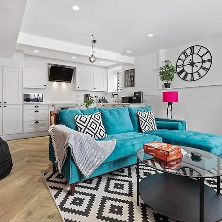 Roman View: Stylish 2-Bedroom Apartment with Netflix and EV Charging Leeds  Exterior photo