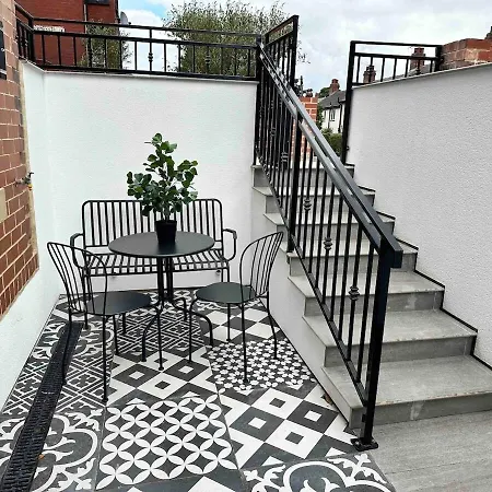 Roman View: Stylish 2-Bedroom Apartment with Netflix and EV Charging Leeds  Exterior photo