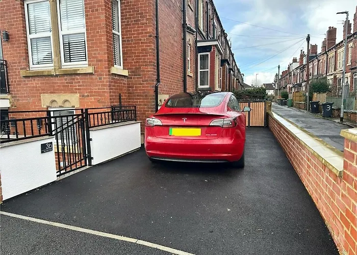 3B Roman View, Beautifully Appointed, Apartment With 2 En-Suite Bedrooms In Great Roundhay Location, Netflix, Off Street Parking & Ev Charging