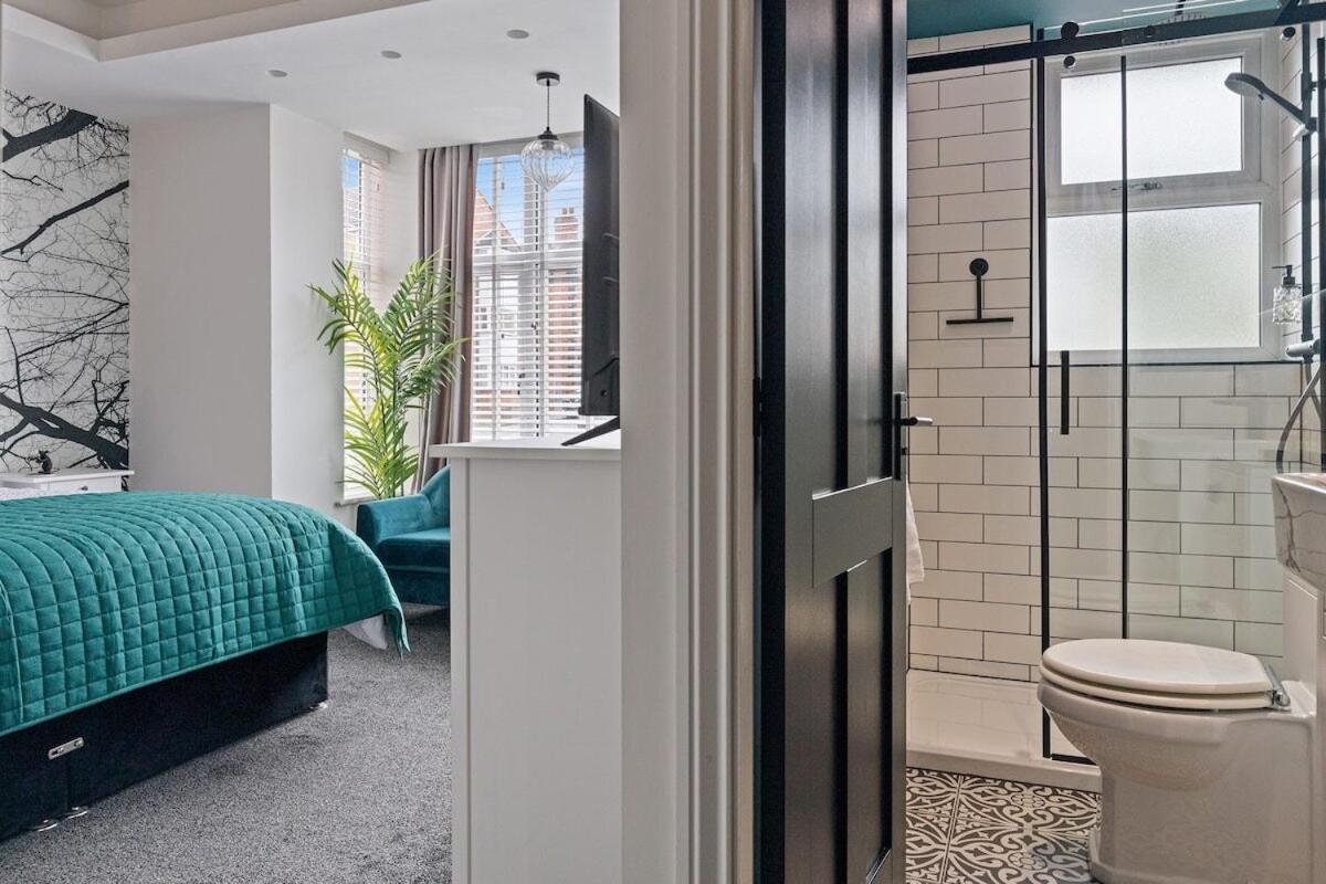 View: Stylish 2-bedroom With Netflix And Ev Charging Apartment Leeds (West Yorkshire)