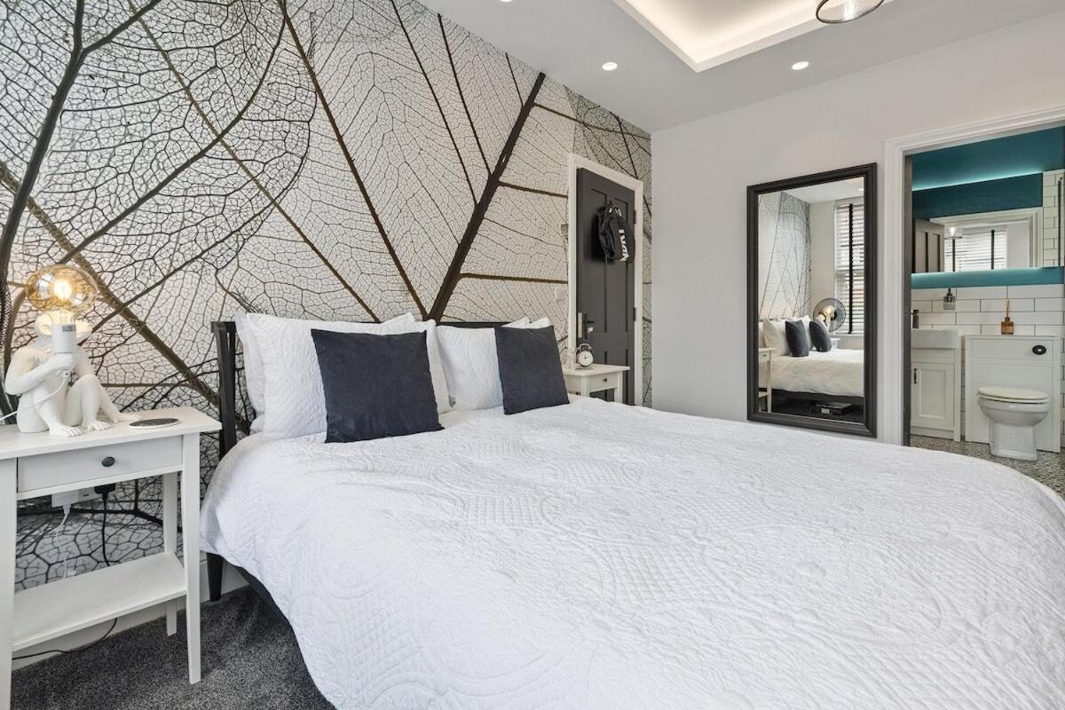 View: Stylish 2-bedroom With Netflix And Ev Charging Apartment *