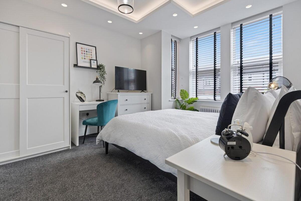 View: Stylish 2-bedroom With Netflix And Ev Charging Apartment Leeds (West Yorkshire)