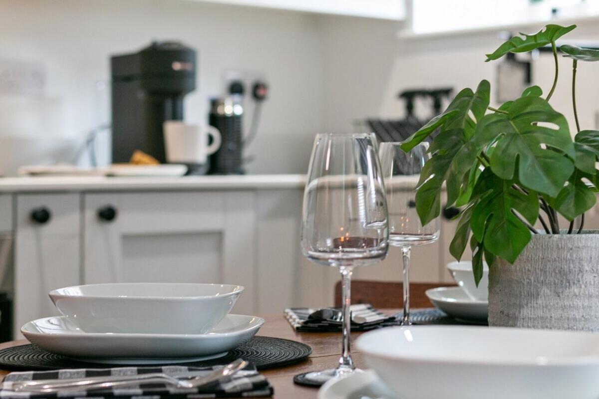 View: Stylish 2-bedroom With Netflix And Ev Charging Apartment Leeds (West Yorkshire)