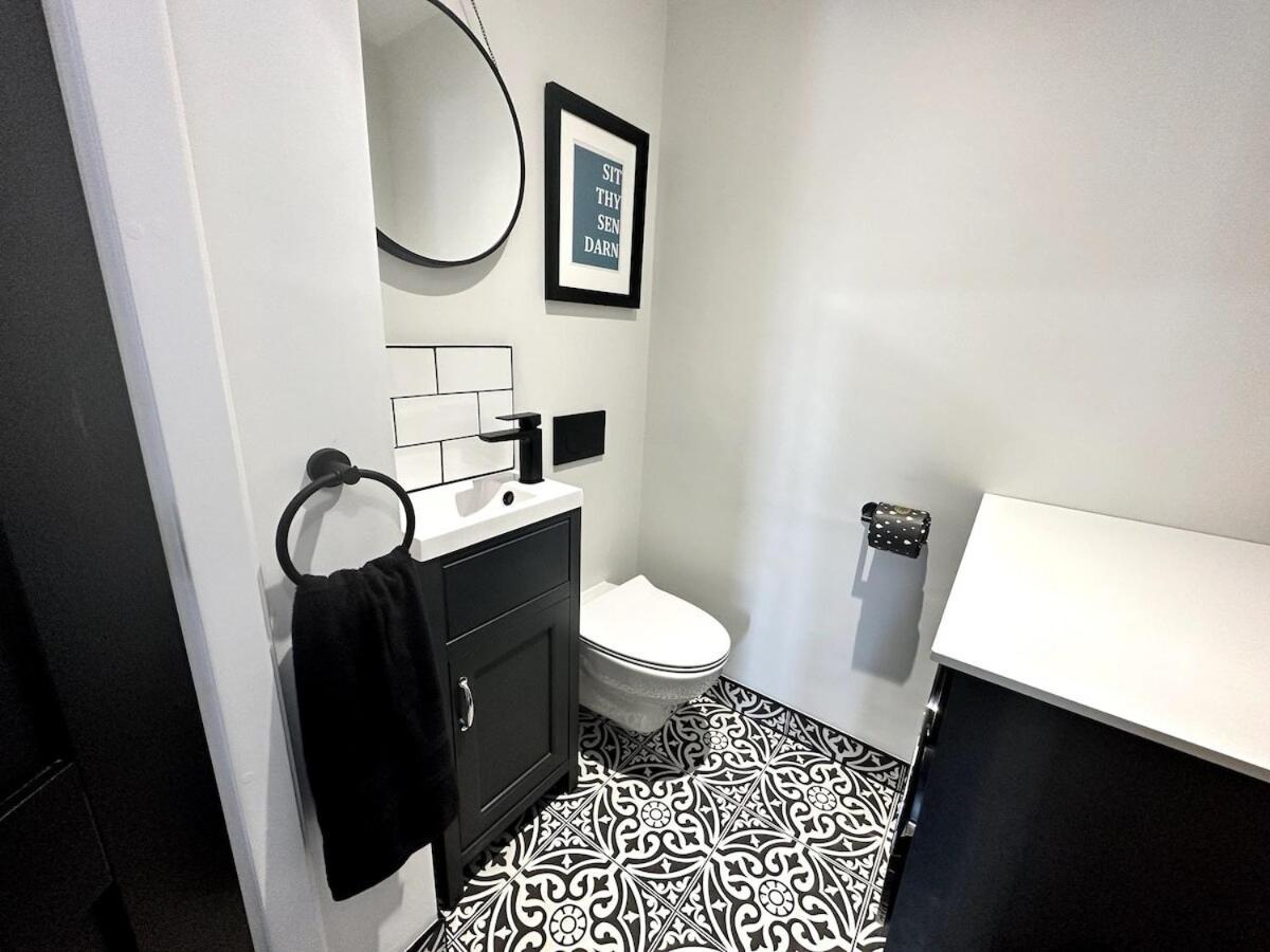 View: Stylish 2-bedroom With Netflix And Ev Charging Apartment